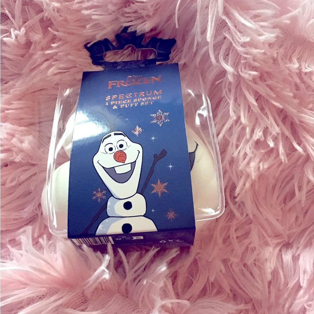 New Disney Frozen Olaf Spectrum Makeup 3 Sponge + Puff Set in Bag